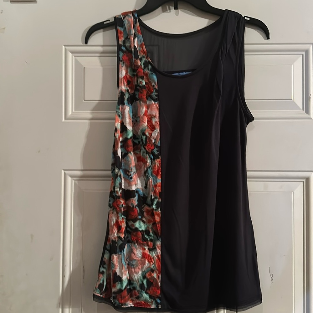 Simply Vera Sleeveless Top. Blue with abstract colors Size Small